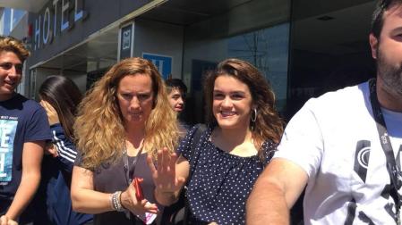 Decenas de fans han esperado a que los 16 cantantes dejaran el hotel Zenit