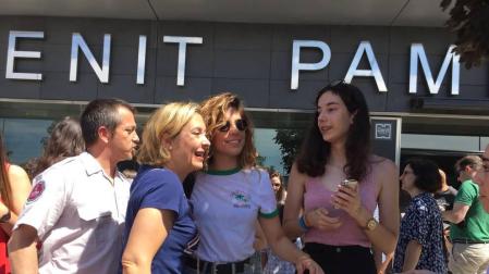 Decenas de fans han esperado a que los 16 cantantes dejaran el hotel Zenit