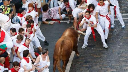 Tras un encierro pavoroso, Pamplona aguarda la avalancha de visitantes