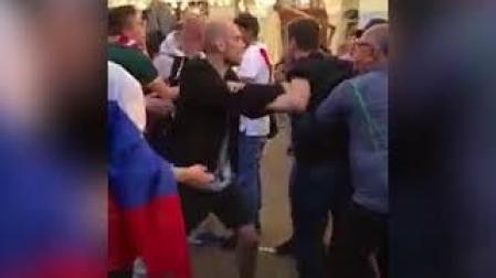 Hinchas mexicanos paran de un modo original una pelea en el Mundial de Rusia