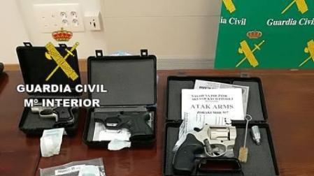 Condenan a un joven pamplonés por traficar con armas en Internet