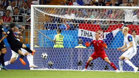 1-2. Perisic firma el pleno croata, Islandia adiós con honor