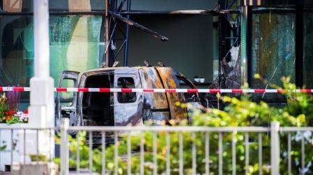 Estrellan un coche contra la sede del diario holandés 'De Telegraaf' en Ámsterdam