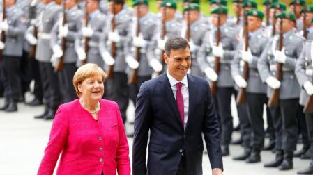 Merkel recibe a Sánchez con honores militares a su llegada a Berlín