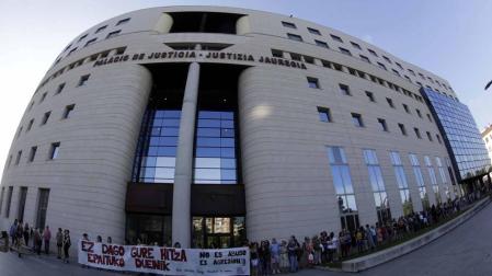 La plaza Consistorial y las calles adyacentes se han llenado de una multitud que ha protestado por la puesta en libertad de los cinco miembros de 'La Manada'