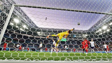 Un golazo de Januzaj da el primer puesto a Bélgica