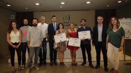 Acoyani Guzmán recoge el premio Joven de Relato Corto