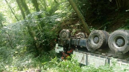 Imágenes del rescate de los bomberos a un camionero cuyo vehículo volcó en una pista en Valcarlos.