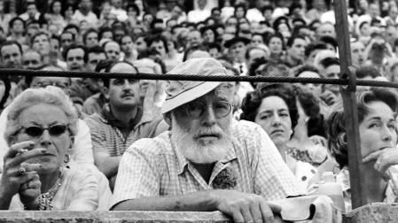El 6 de julio se cumplen cincuenta años de la inauguración de la escultura dedicada al premio nobel frente a la plaza de toros