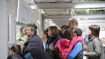 Cientos de familias se acercaron ayer hasta los Corralillos del Gas.