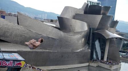 'Red Bull Cliff Diving', prueba del circuito mundial de saltos de altura extremos, celebrada este sábado en la Ría del Nervión, en Bilbao.