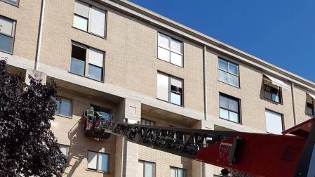 Los bomberos rescatan a un niño de 5 años sentado en una ventana en Zizur