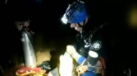 Los buzos tratan de rescatar a los 12 menores atrapados en una gruta de Tailandia