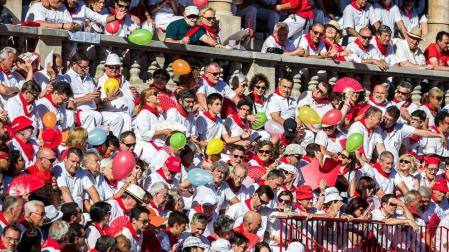 Ambiente en la plaza de toros en la última corrida de los Sanfermines 2017.