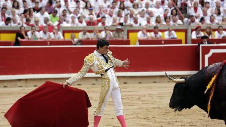 Oreja y cogida para Ureña al entrar a matar al cuarto toro de Puerto de San Lorenzo