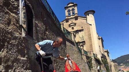 La imagen de San Fermín retorna a la hornacina de la cuesta de Santo Domingo