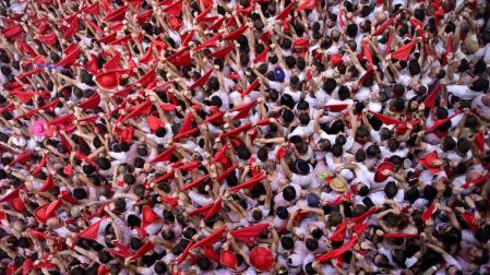 La Plaza Consistorial ha comenzado a llenarse hacia las 9 de la mañana de gente que esperaba a las 12 horas a que estallase la fiesta