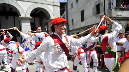 Lesaka y su bandera bailan.