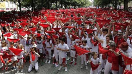 Paseo Sarasate y la Plaza del Castillo se han convertido, además de la plaza Consistorial, en puntos donde celebrar el lanzamiento del cohete
