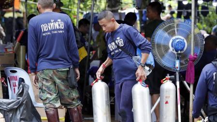 Buscadores de nidos buscan una fisura para sacar a los atrapados en Tailandia