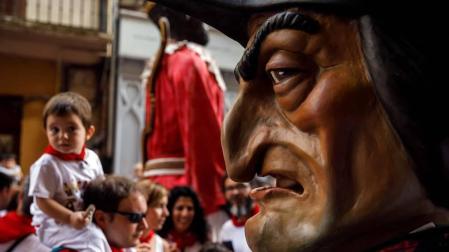 Fotos de la procesión en honor a San Fermín durante su recorrido por las calles del centro de Pamplona.