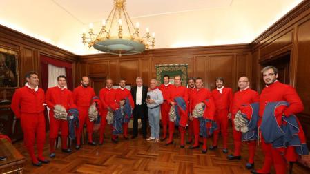 El Ayuntamiento homenajea a Ángel Yanguas, portador de San Fermín durante 44 años