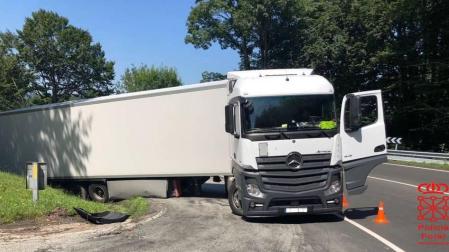 La grúa retira un camión atascado cuyo conductor ha dado positivo en cocaína
