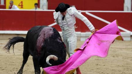 Ureña y Román cortaron las primeras orejas de la feria y Garrido resulto corneado al entrar a matar