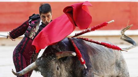 La cornada a Castaño produce destrozos musculares pero no penetra en vientre