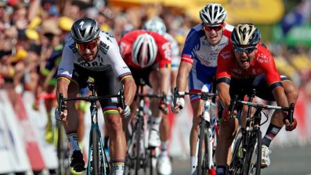 Sagan se impone en un final caótico y se enfunda el maillot amarillo