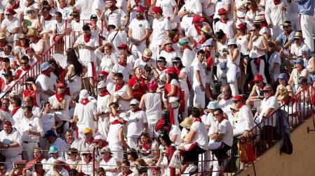 Público asistente a la Plaza de Toros de Pamplona durante la segunda corrida de la Feria del Toro 2018.