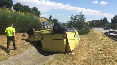 Un herido leve tras volcar con su coche en la AP-15