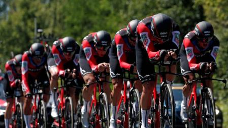 El BMC gana la crono por equipos y viste a Van Avermaet de amarillo