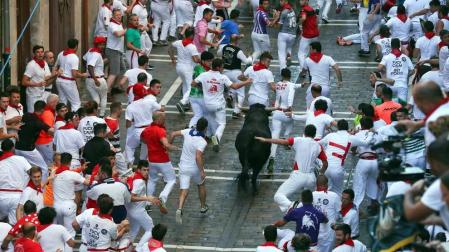 Imágenes del tercer encierro de los Sanfermines 2018, protagonizado por toros de Cebada Gago.