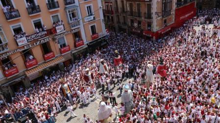 Los gigantes y cabezudos ya están en el Ayuntamiento para despedirse de San Fermín