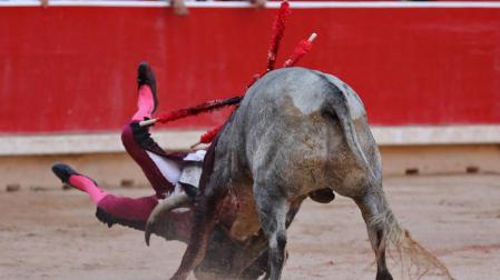 DIRECTO | Javier Castaño, cogido de forma violenta en el cuarto toro de Escolar