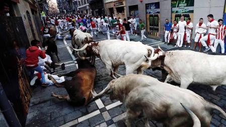 Imágenes del quinto encierro de los sanfermines, con toros de la ganadería Núñez del Cuvillo