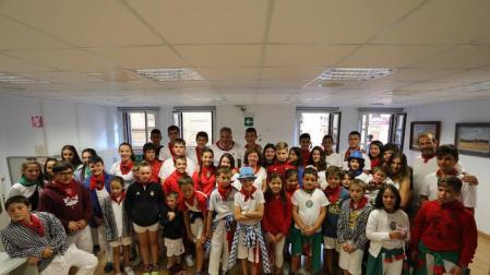 Niños de las peñas txikis desayunan con el alcalde y ven el encierro en Casa Seminario