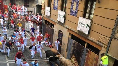 Imágenes del quinto encierro de los sanfermines, con toros de la ganadería Núñez del Cuvillo