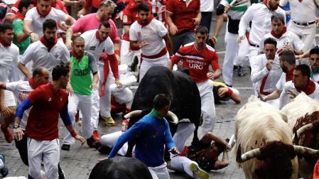 Imágenes del sexto encierro de los Sanfermines 2018, con toros de la ganadería Victoriano del Río.