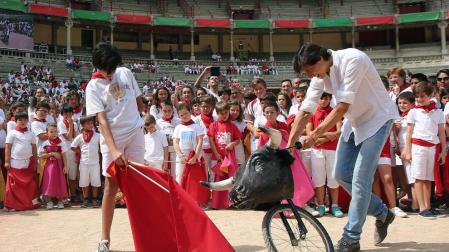 Roca Rey da en Pamplona una clase de toreo a un grupo de niños emocionados
