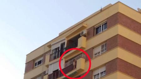 Rescatada una niña de cinco años del balcón de un octavo piso en Málaga