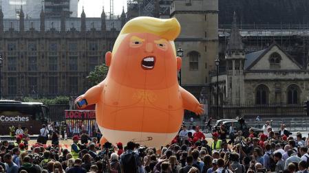 El globo del "bebé Trump" en pañales se alza frente al Parlamento de Londres