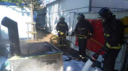 Cinco personas atendidas tras el incendio de una churrería en las barracas