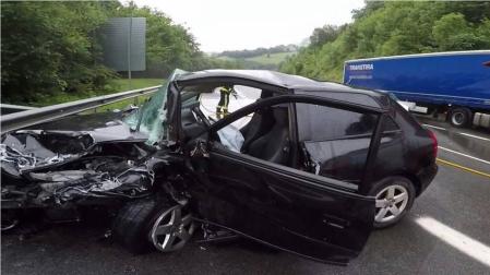 Tres heridos en un accidente entre dos coches en la N-121A