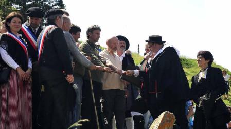 La Piedra de San Martín, frontera entre los valles de Roncal y Baretous (Francia), volvió a ser testigo de la firma del Tributo de las Tres Vacas, acto que sirve para renovar un año más la paz entre valles