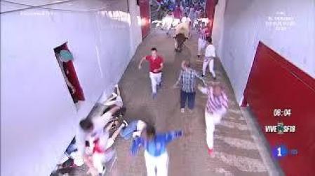 Un mozo, enganchado por el pañuelo y arrastrado 80 metros