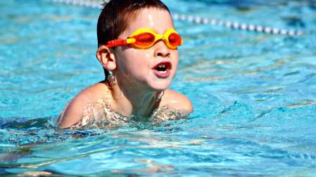 Rescatada una niña de 9 años del fondo de una piscina en Tudela
