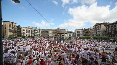 La Plaza Consistorial ha comenzado a llenarse hacia las 9 de la mañana de gente que esperaba a las 12 horas a que estallase la fiesta