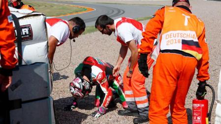 Un accidente en los libres deja fuera de la carrera a Aleix Espargaró